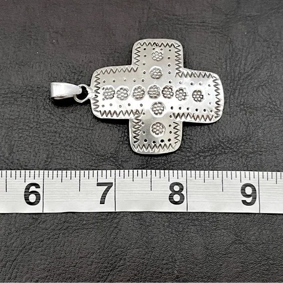 🟦SALE🟦 Vintage Taxco Mexico Large Sterling silver hand stamped cross pendant - Picture 4 of 10